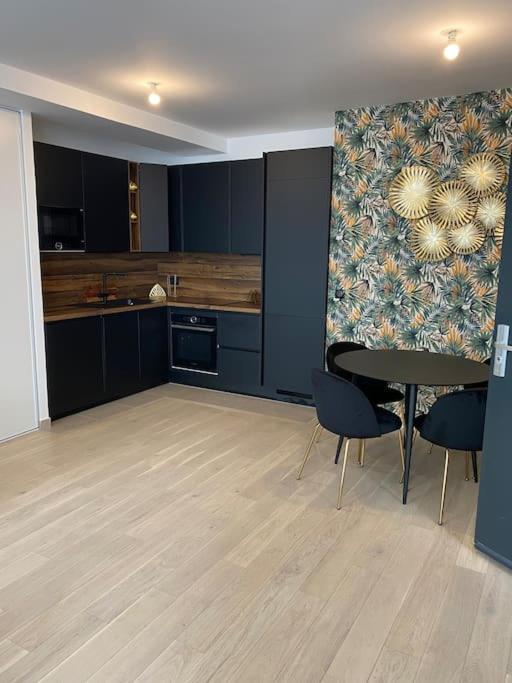 Brand New 1 Bedroom Flat With Parking- 5 Min Paris Pte De Versailles Issy-les-Moulineaux Exteriör bild